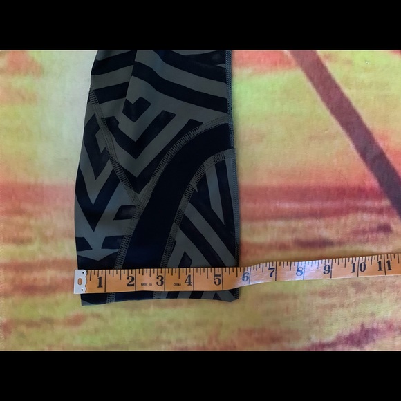 Lululemon Run: Inspire Crop II Size 6 - Picture 9 of 10